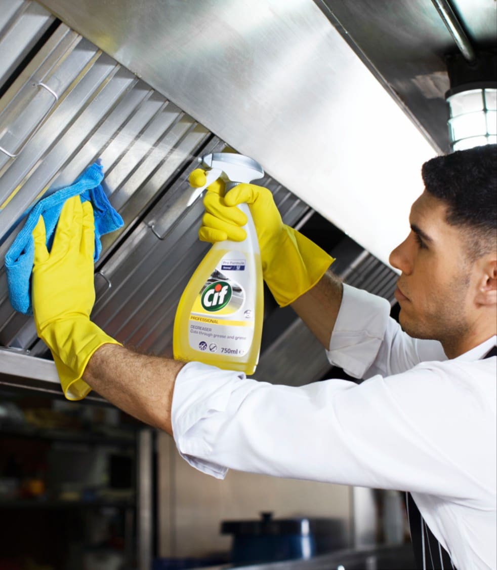 Professional kitchen cleaning: Checklists, products & best practices